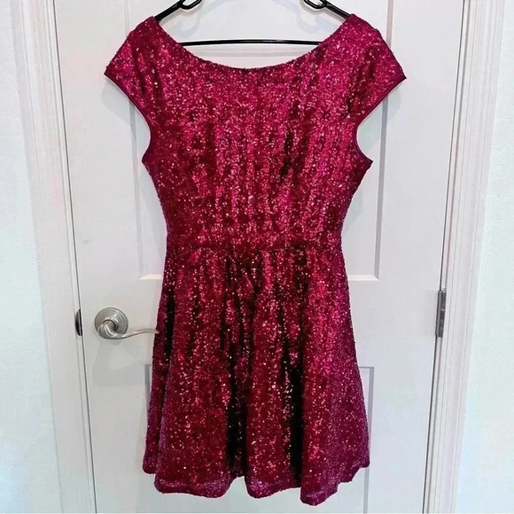 Berry Wine Red Prom HOCO Sequin Sparkly Short Dress Size 13/14 Deep V Backless - Picture 1 of 7